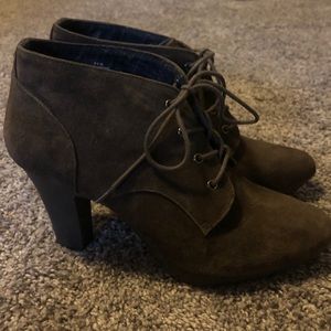 Bootie heels, Bandolino. 8.5. Choc. Brown, suede.